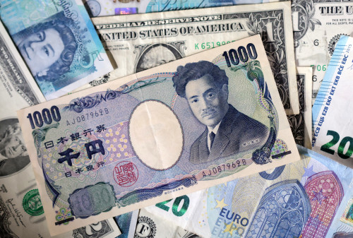 Yen on defensive, dollar firms as traders dial back Fed rate cut bets