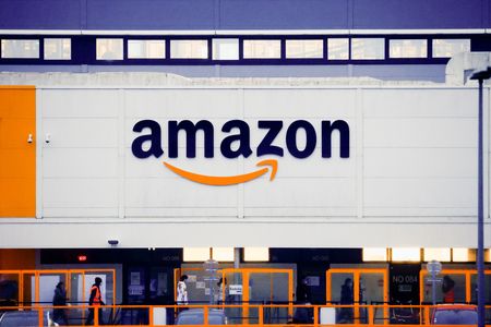 Amazon’s cloud stabilizing, shoppers cautious heading into holiday season