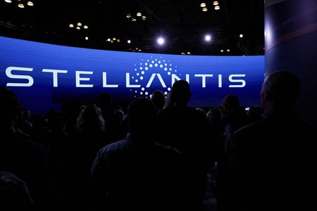 Ford, Stellantis workers vote to ratify new labor contract